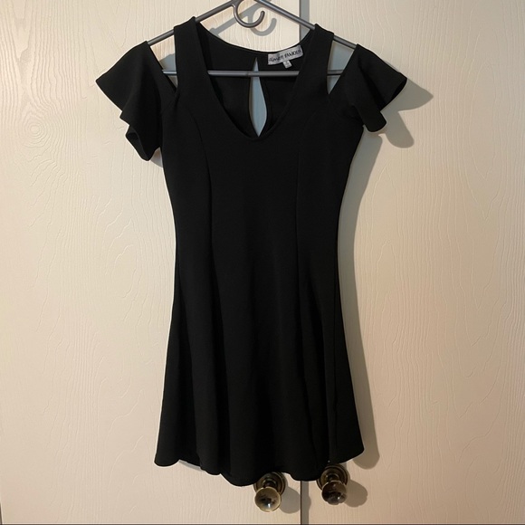 Cold shoulder dress - Picture 2 of 3